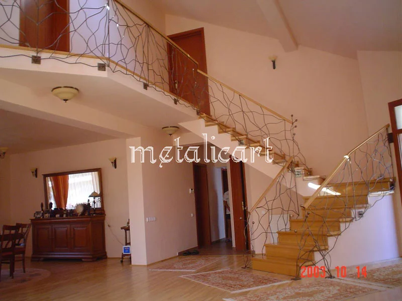 Balustradă de scară și balcon interior cu desen liber, în linii subțiri, într-o casă cu etaj deschis.