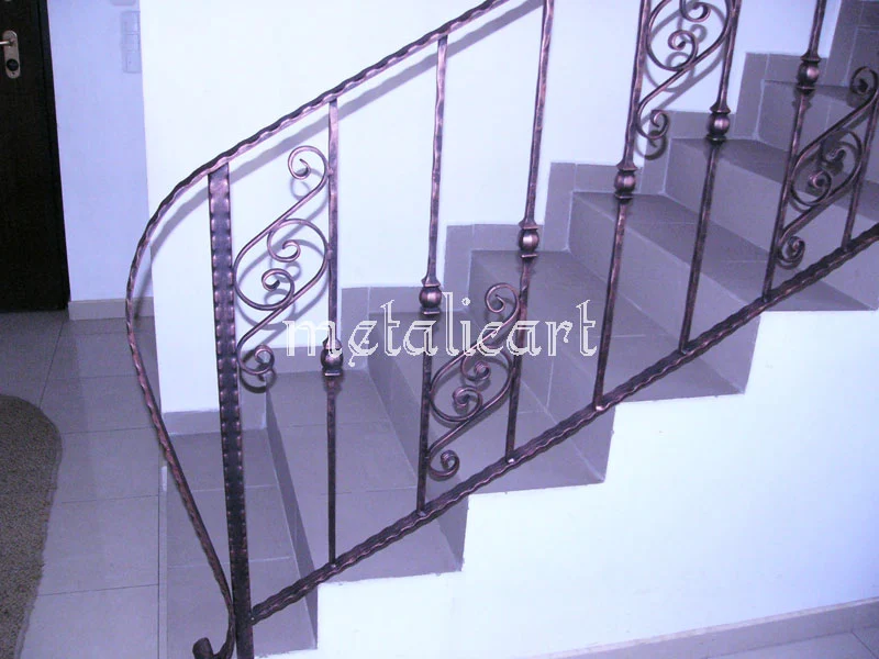 Balustradă cu bare verticale, bile intermediare și panou de volute, în finisaj cupru-patinat.