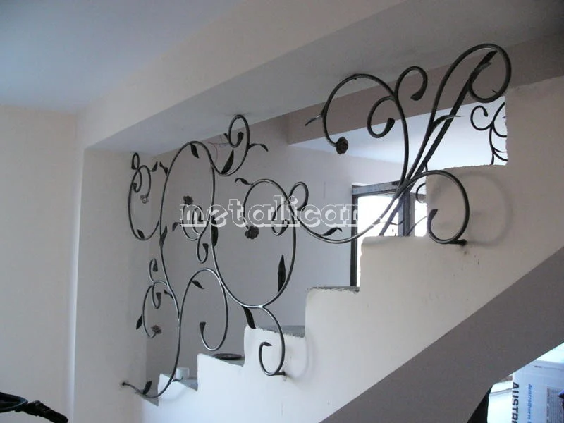 Panou decorativ de balustradă cu vrejuri, frunze și flori mici, pe fundal alb.