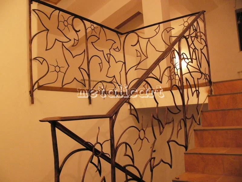 Balustradă cu panou de frunze mari traforate și mână curentă continuă, în finisaj brun.