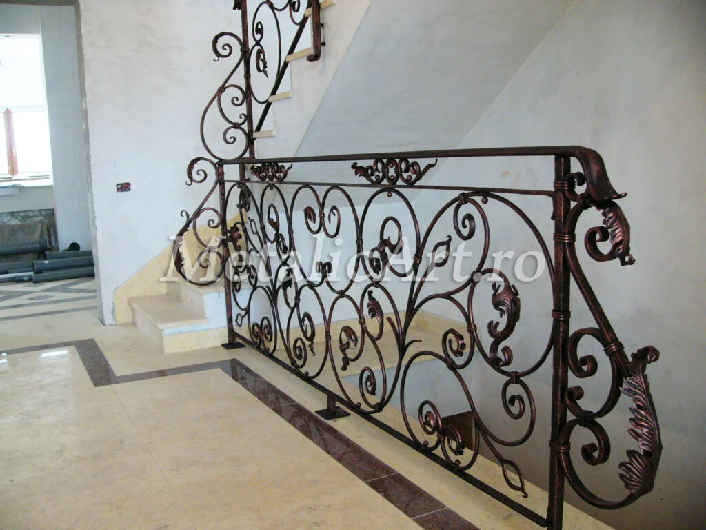 Balustradă de palier cu volute, frunze și finisaj cupru-patinat.