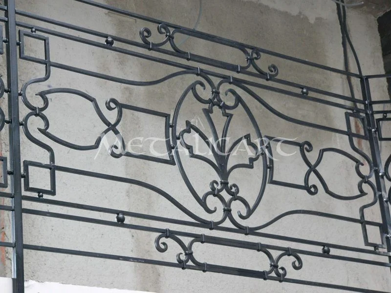 Detaliu de balustradă cu panou central de palmetă și rame geometrice.