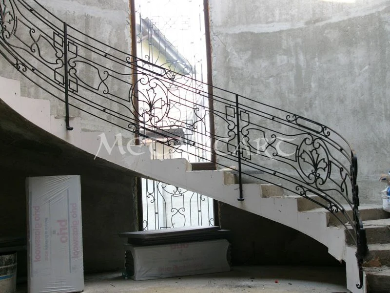 Balustradă curbată cu registre ornamentale, urmând rampa unei scări ample.