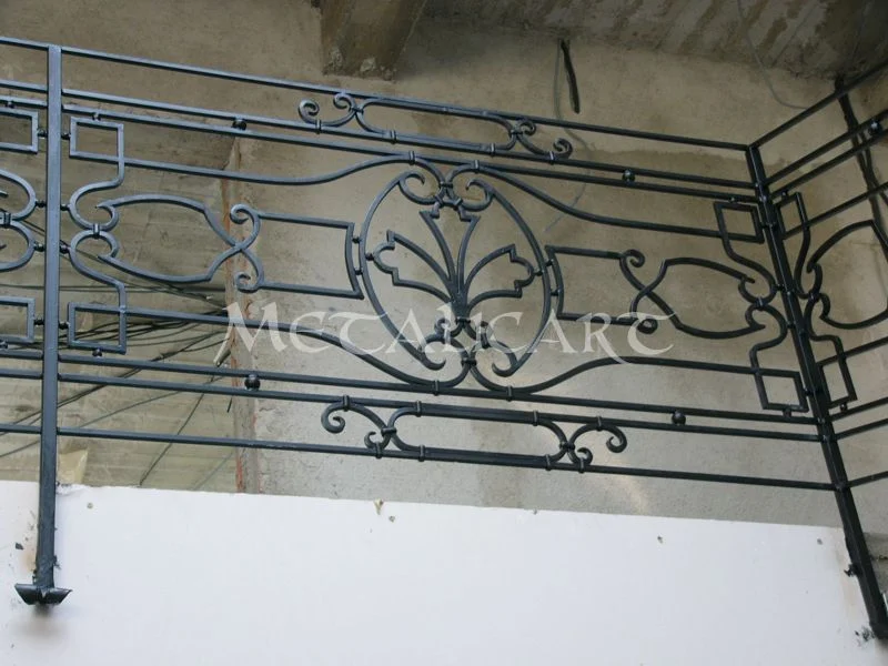 Balustradă cu panouri geometrice și motiv central de palmetă, finisaj negru mat.