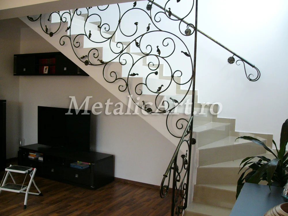 Balustradă de scară cu volute și frunze mărunte, într-un living cu parchet.