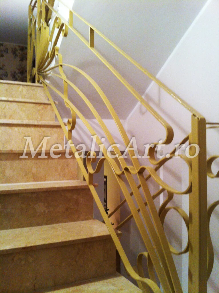 Balustradă cu bare longitudinale și volute la capăt, finisaj auriu, pe scară de piatră.