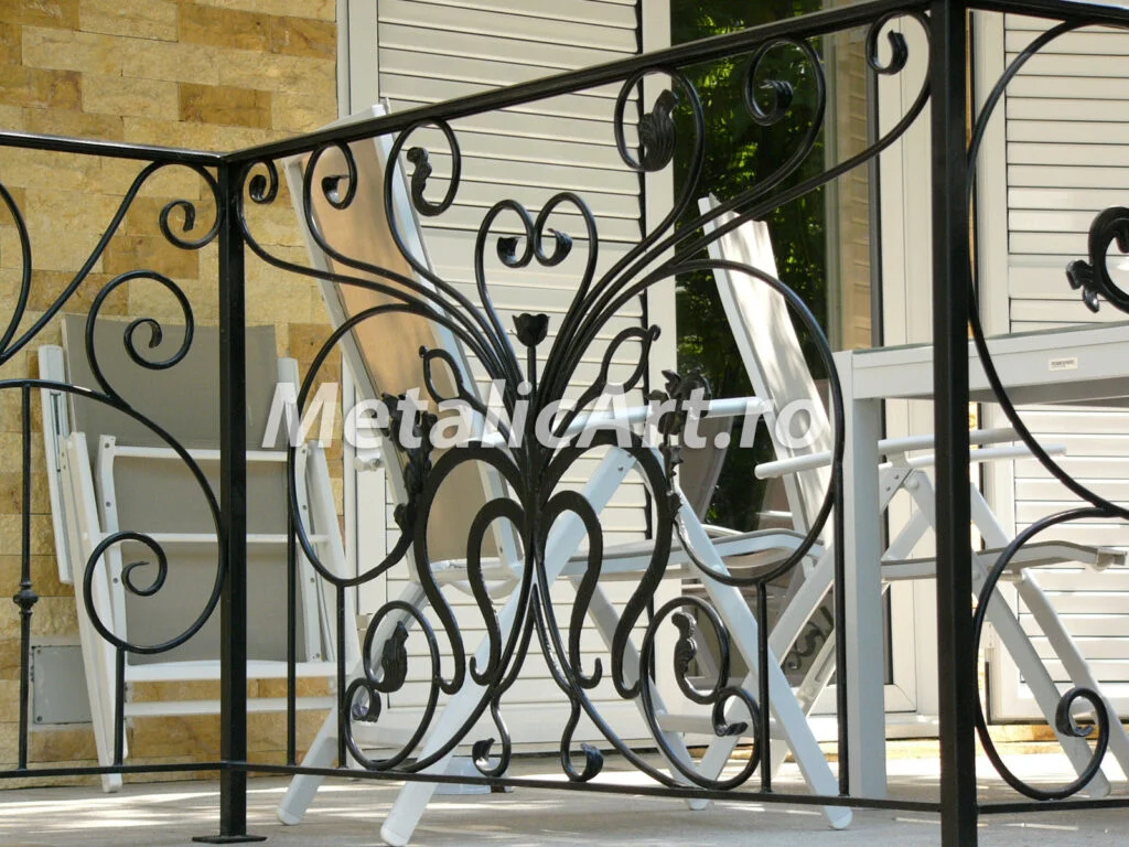 Balustradă exterioară de terasă, cu motiv central desfășurat și volute laterale.
