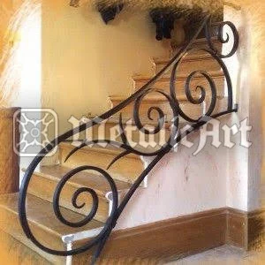 Balustradă cu volute mari, desfășurate, urcând pe lângă treptele de lemn.