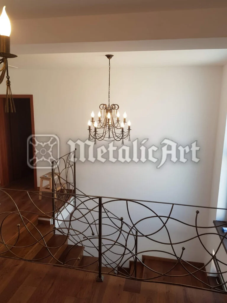 Balustradă de palier cu desen ondulat, aerisit, într-o cameră cu candelabru.