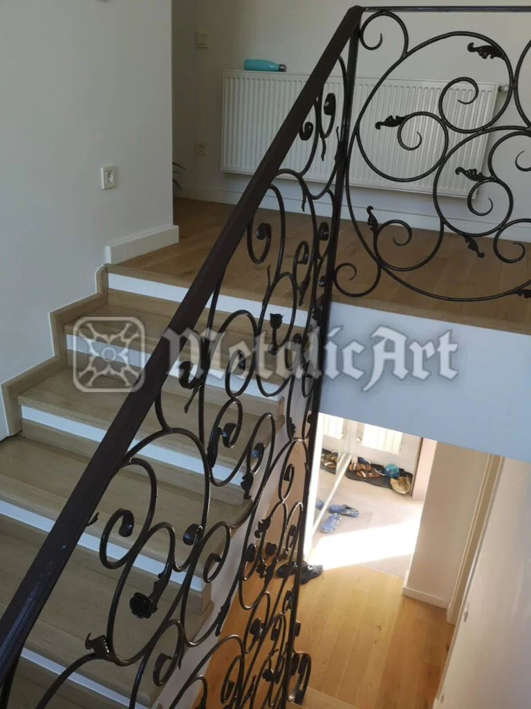 Rampa văzută de sus, cotind spre palier, cu holul dedesubt.
