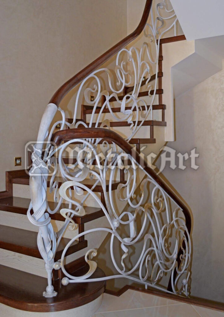 Balustradă albă cu volute ample, sub mână curentă din lemn masiv, pe scară curbată.