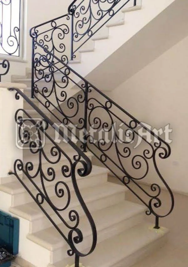 Balustradă de scară în două rampe, cu volute mărunte repetate pe toată lungimea.