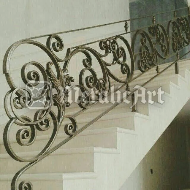 Detaliu de balustradă cu volute împletite și o frunză de acant aurie, pe fundal de scară deschisă.