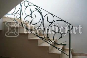 Balustradă de scară cu volute și frunze, desen aerisit pe fundal deschis.