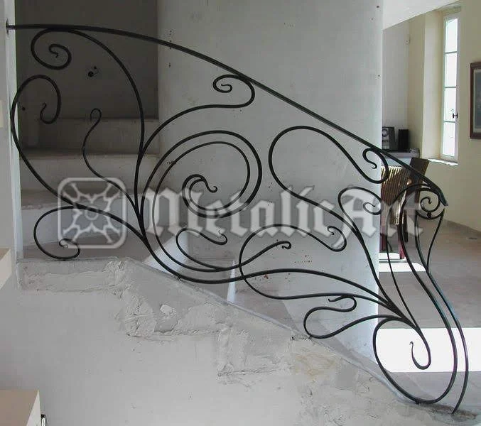 Balustradă de scară cu desen liber, vegetal, montată pe trepte în curs de finisare.