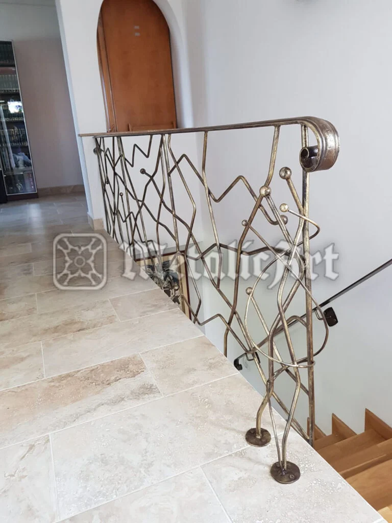 Balustradă de palier cu desen geometric neregulat și finisaj cald, pe pardoseală de travertin.