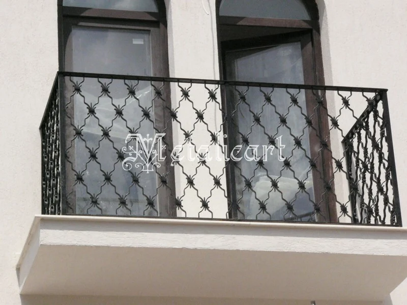 Balustradă de balcon cu împletitură romboidală și rozete mărunte.