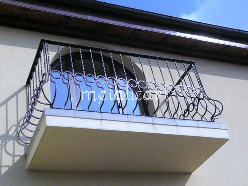 Balustradă bombată de balcon, cu bare curbate și friză de cercuri.