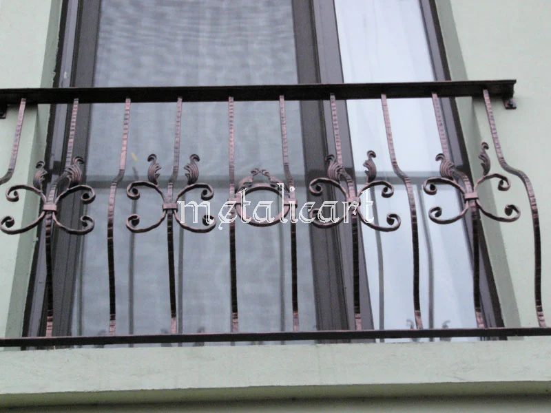 Balustradă de balcon cu volute și frunze forjate, în finisaj cupru.