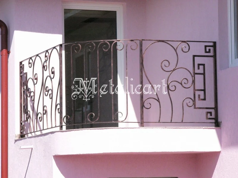 Balustradă de balcon curbată, cu volute și panou geometric în meandru.