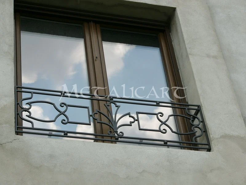 Balustradă joasă de fereastră, cu motive simetrice de volute în cadre dreptunghiulare.