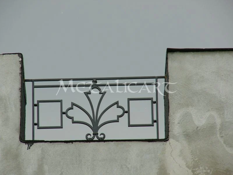 Balustradă semi înaltă atic, cu motiv central în evantai și panouri pătrate.