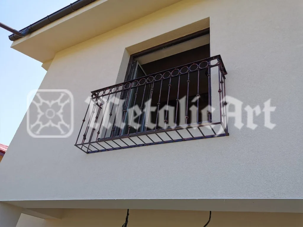 Balustradă mică balcon francez, cu bare verticale și friză de cercuri.