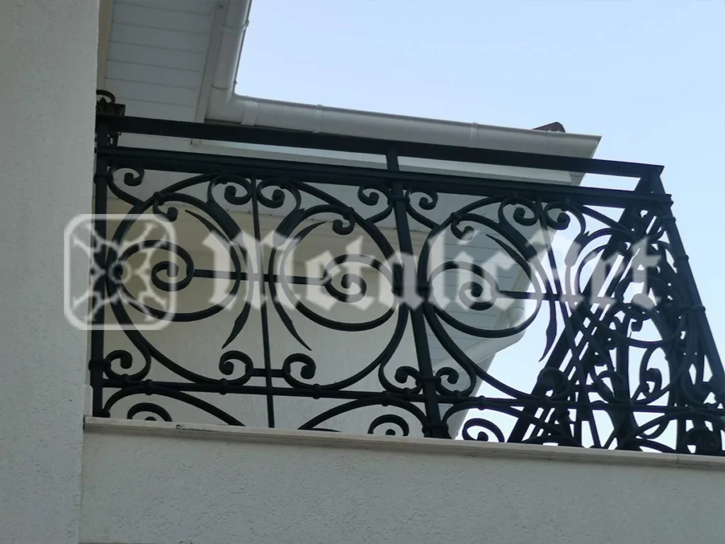 Balustradă de balcon cu volute simetrice și cercuri, pe fundal alb.