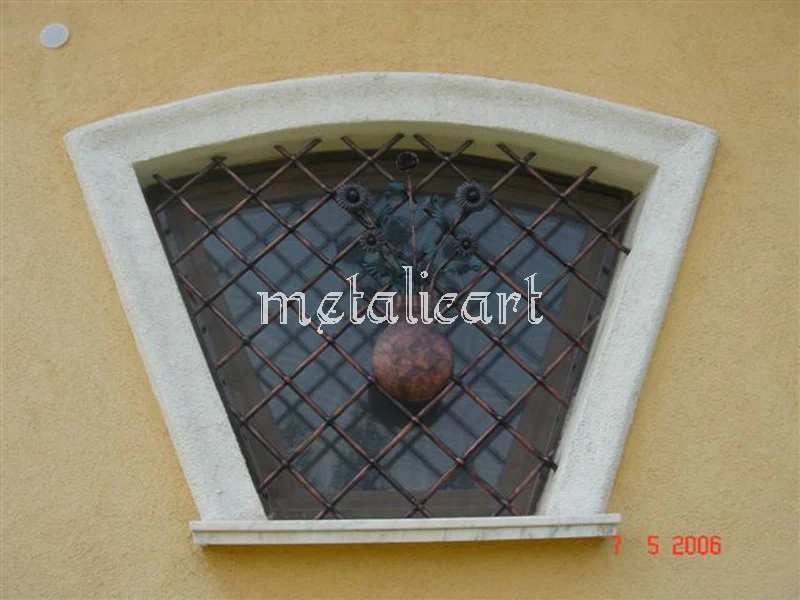 Grilaj trapezoidal cu plasă romboidală și element sferic central.