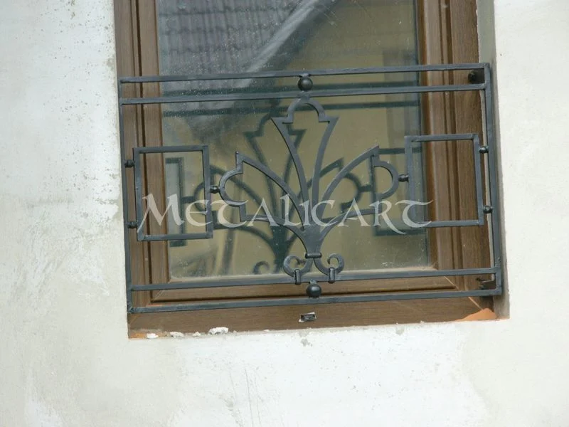 Grilaj de fereastră cu motiv central în evantai și cadru din bare drepte.