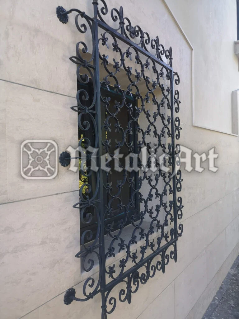 Grilaj de fereastră cu împletitură deasă și ornamente forjate pe contur.