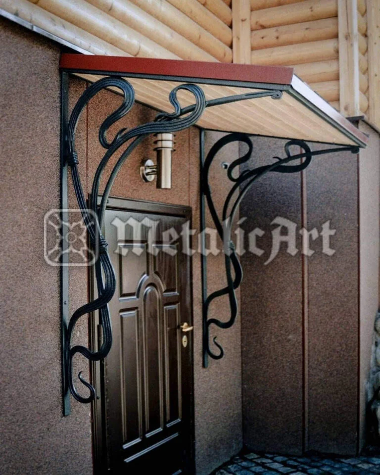 Copertină dreaptă peste ușa de intrare, cu console forjate în linii curbe libere.