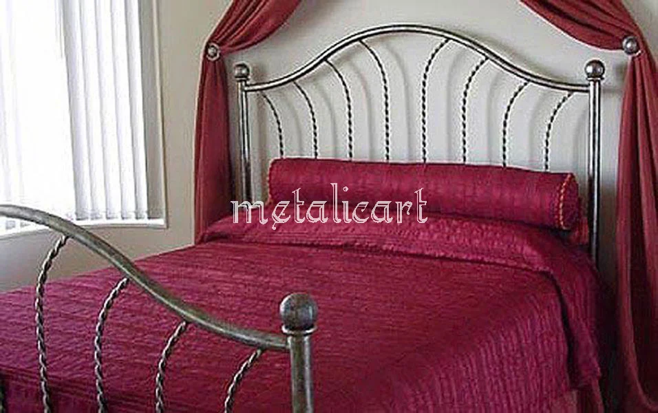 Pat cu tăblie înaltă din bare în evantai și bile decorative, în finisaj argintiu.