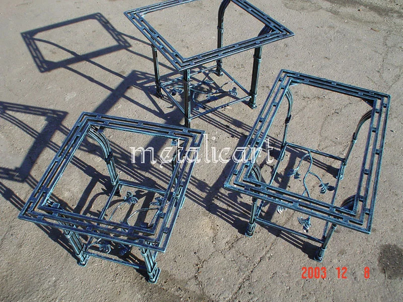 Cadre metalice pentru mese, în finisaj albastru, pregătite în curtea atelierului.