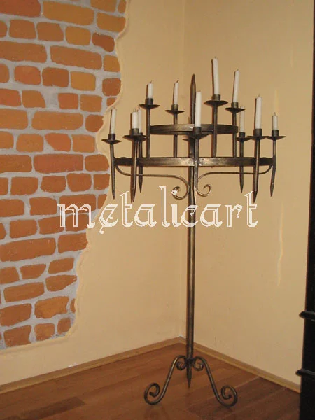 Candelabru de podea forjat, cu braț dublu de lumânări și picior cu volute.