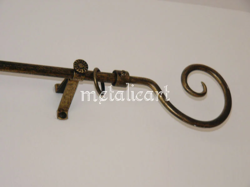 Detaliu de galerie forjată, cu volută mare la capăt și rozetă de fixare.
