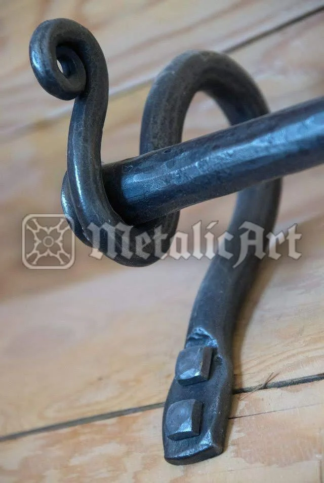 Suport forjat galerie, cu volută și îmbinare vizibilă.