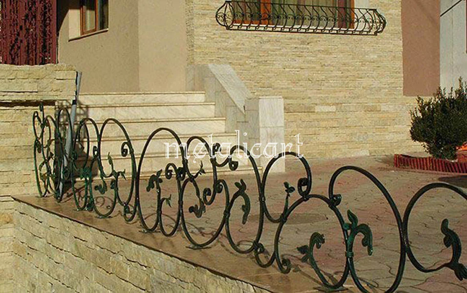Balustradă joasă cu volute și frunze, mărginind o terasă placată cu piatră.