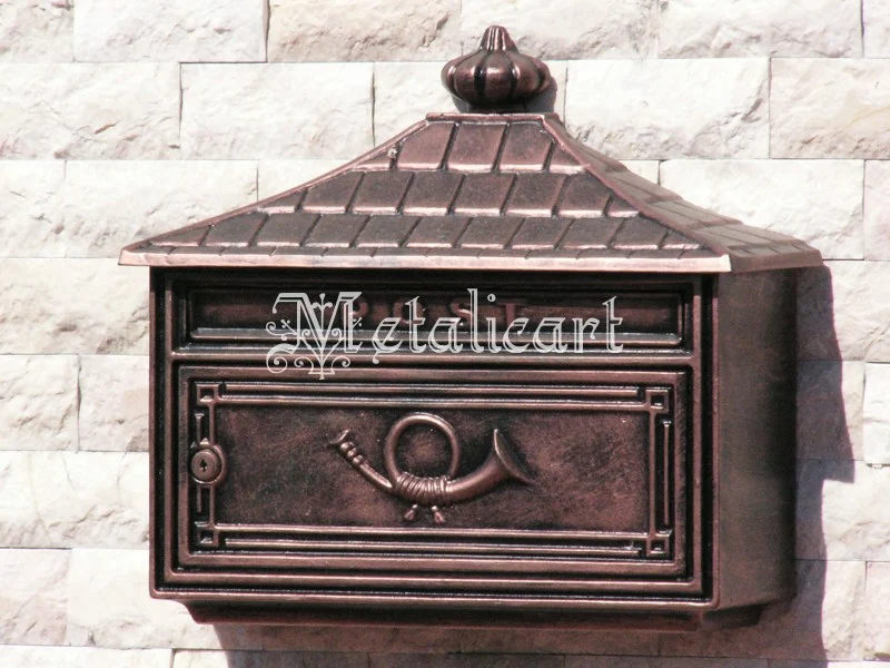 Cutie poștală metalică, cu acoperiș în două ape și corn poștal în relief.