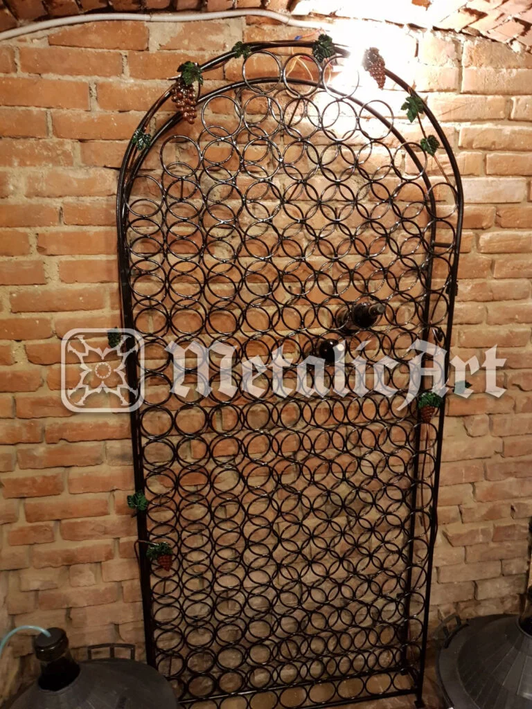 Suport de sticle forjat, cu inele suprapuse și contur arcuit, decorat cu struguri.