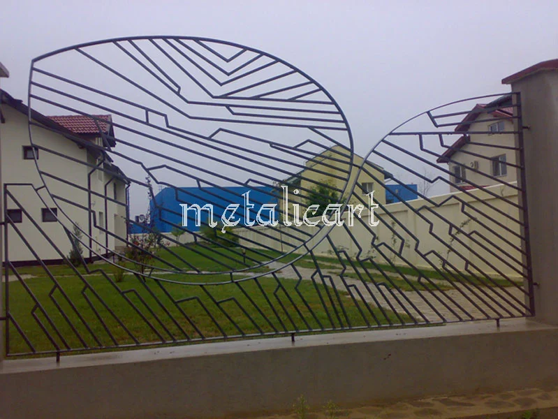 Panou de gard cu desen geometric modern, în linii frânte, formând un motiv circular.