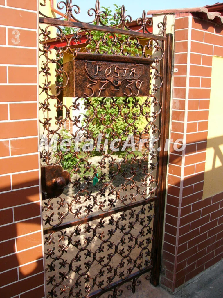 Poartă pietonală cu decor dens de crini și cutie poștală forjată integrată.