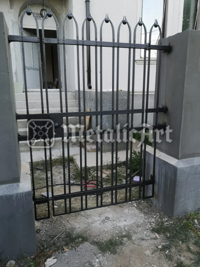 Poartă cu bare verticale drepte și vârfuri arcuite, în finisaj negru.