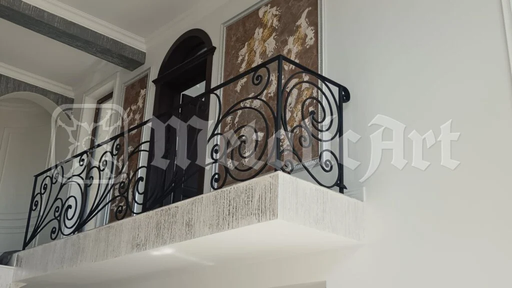 Balustrada mezaninului interior, deasupra pervazului de travertin.