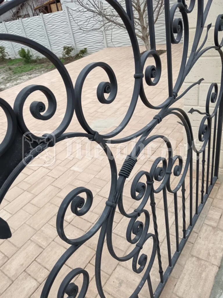 Balustradă interioară din fier forjat, pe scară, altă vedere