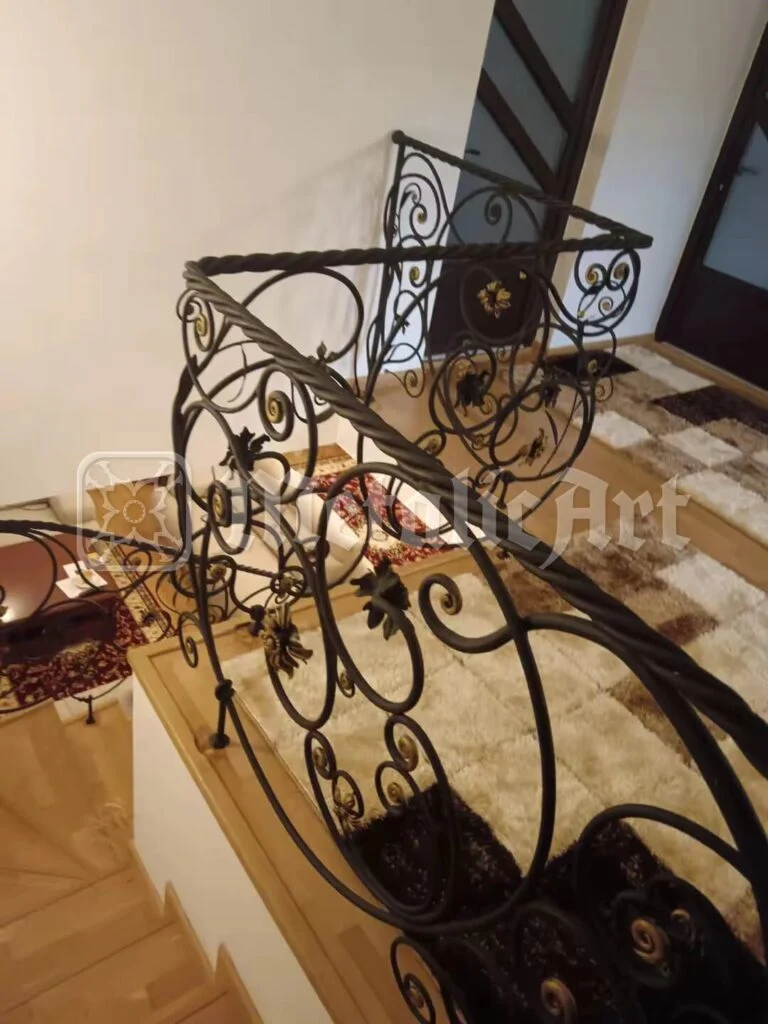 Scara văzută de sus, peste balustradă, spre living.