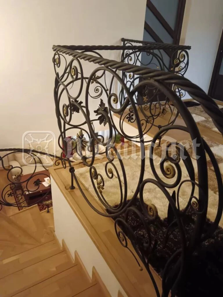 Balustrada podiumului, cu mâna curentă torsadată, văzută din living.