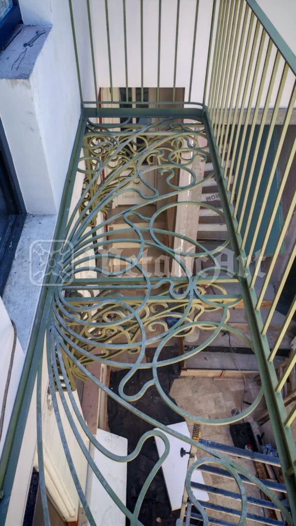 Balustrada pasarelei văzută din celălalt capăt.