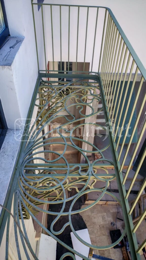 Balustrada pasarelei, cu desenul de tulpini, văzută de sus.