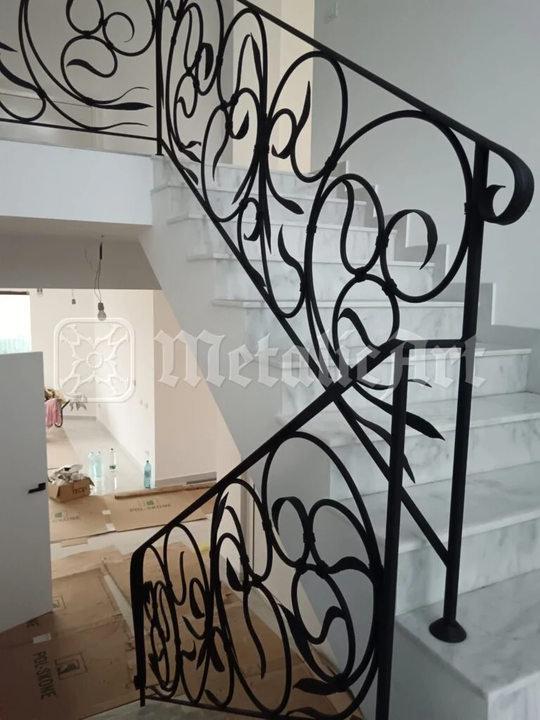 Scara și podestul, cu panourile de balustradă văzute din camera alăturată.